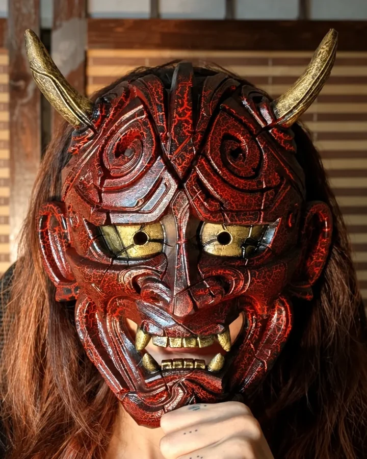 Masque Hannya Kezurata rouge et noir porté, vue de face