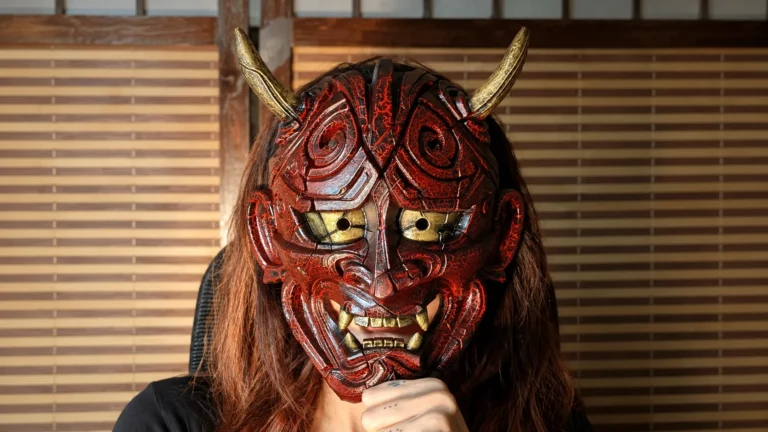 Masque Hannya Kezurata rouge et noir porté, vue de face