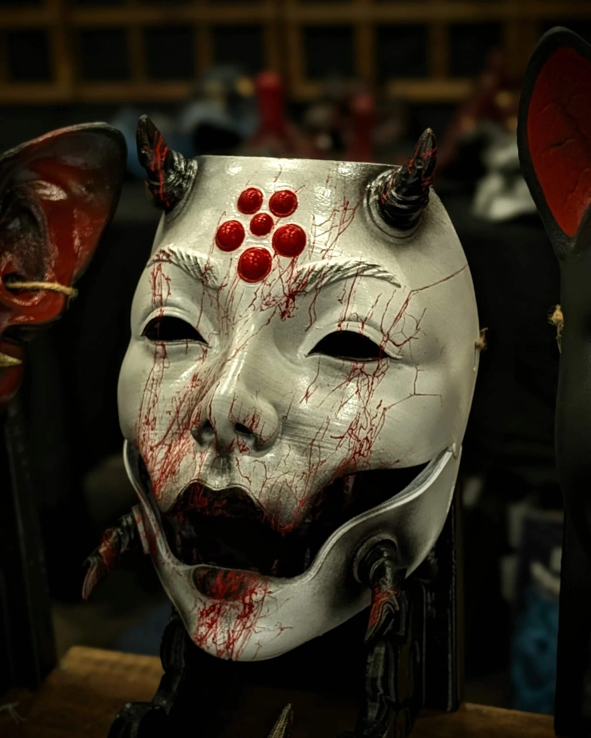 Masque articulé Jorōgumo blanc et rouge, mâchoire ouverte, vue de face