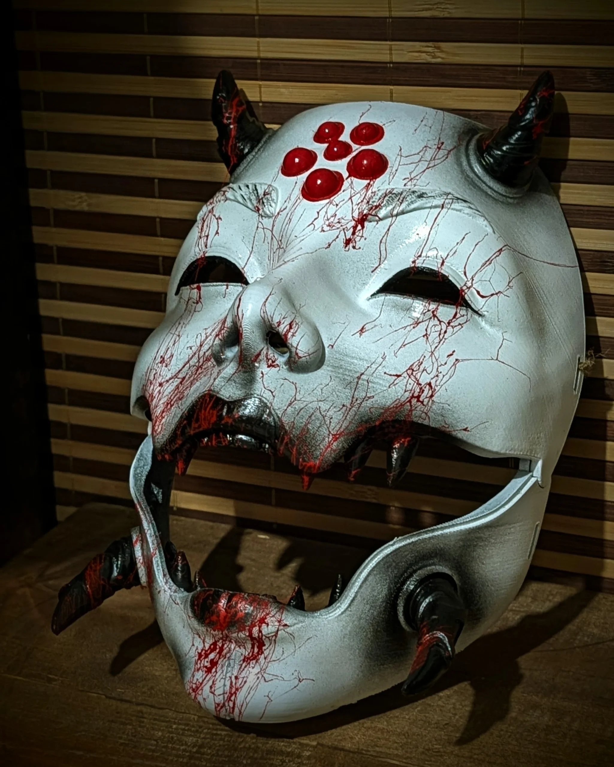 Masque articulé Jorōgumo blanc et rouge, mâchoire ouverte, vue de trois-quarts