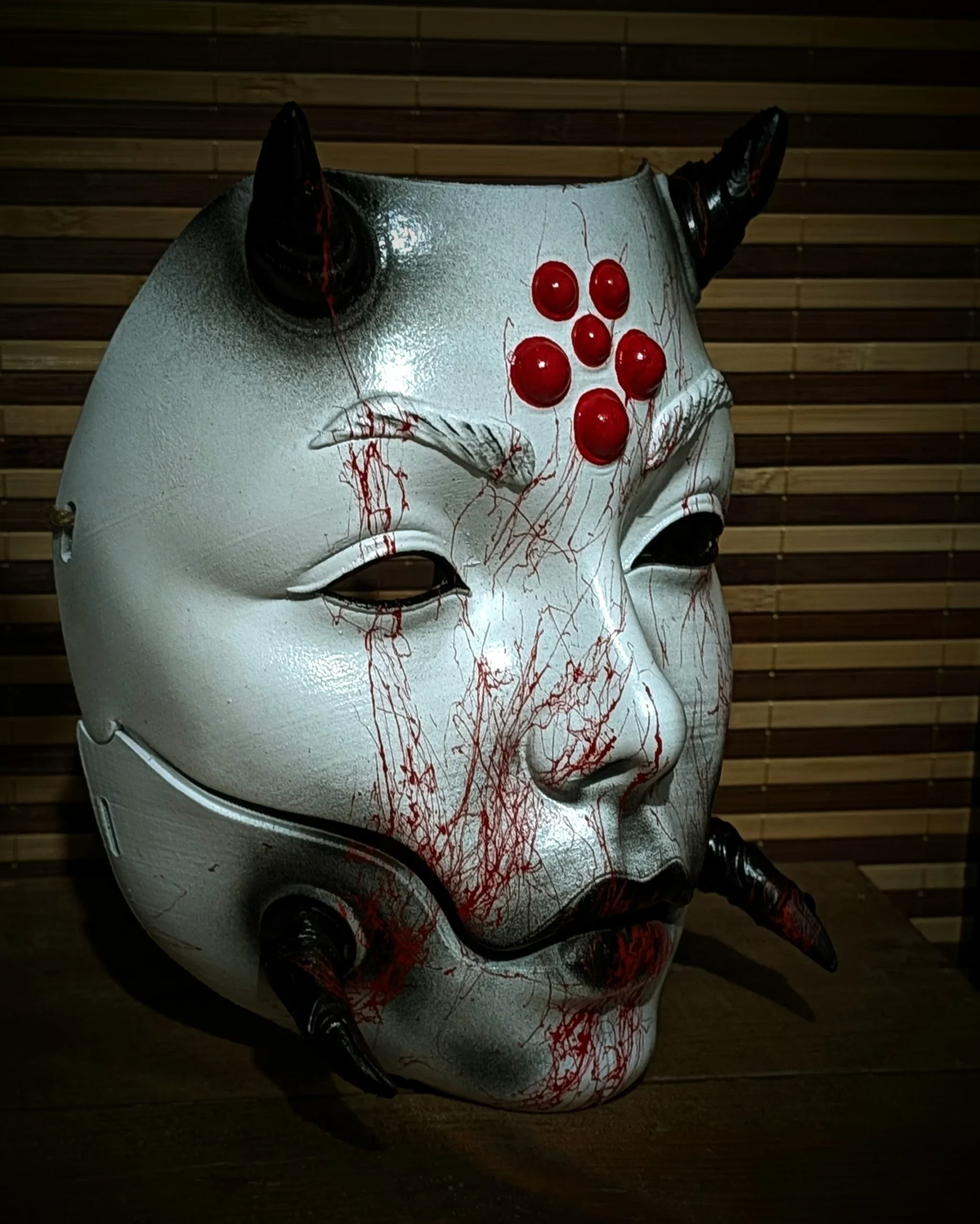 Masque articulé Jorōgumo blanc et rouge, vue de profil