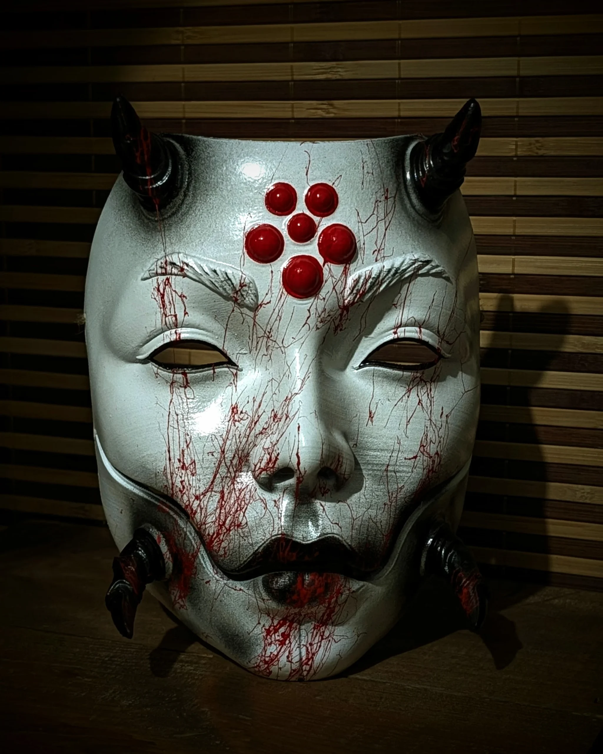 Masque articulé Jorōgumo blanc et rouge, vue de face, mâchoire fermée