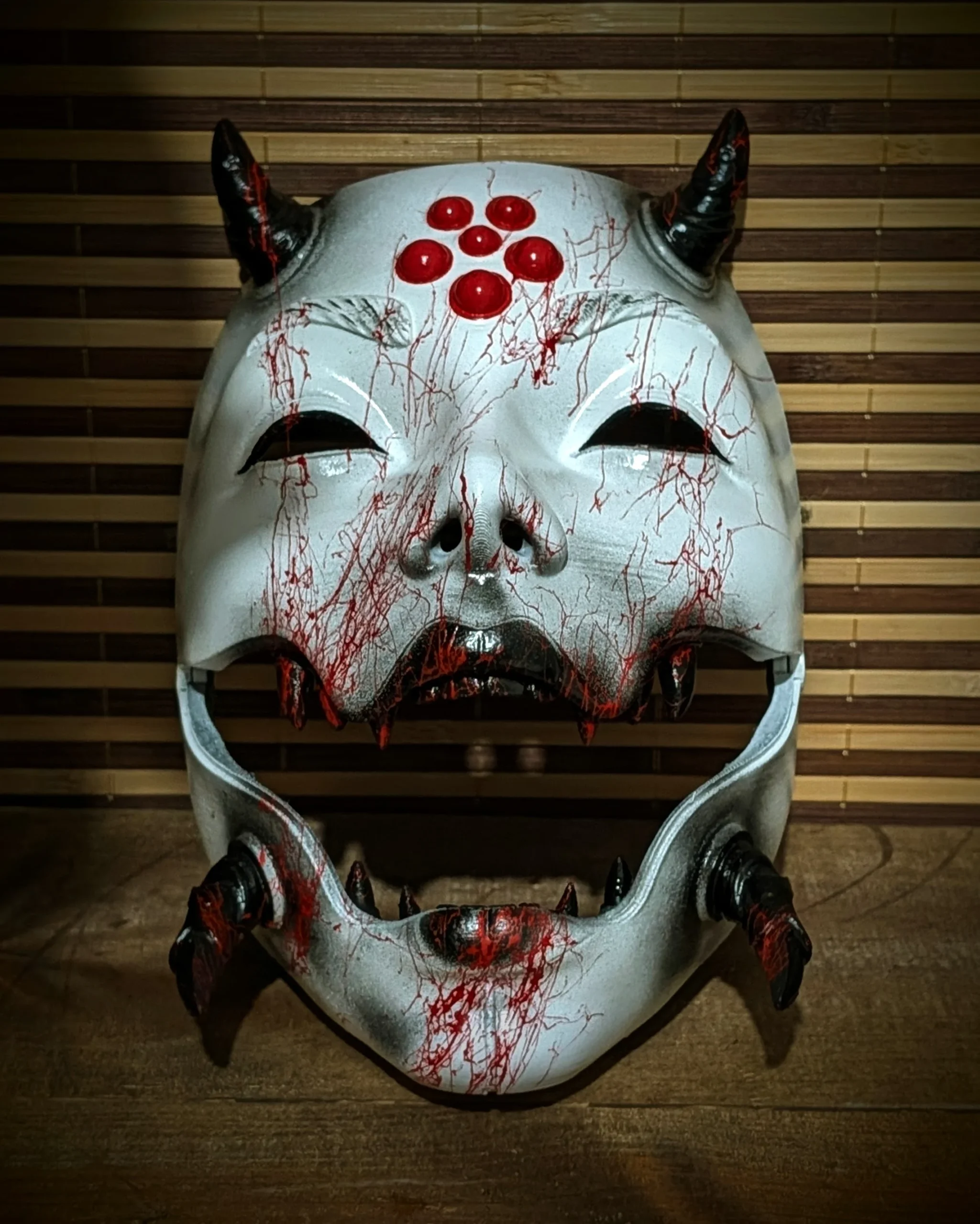 Masque articulé Jorōgumo blanc et rouge, vue de face, création Dai Yokai