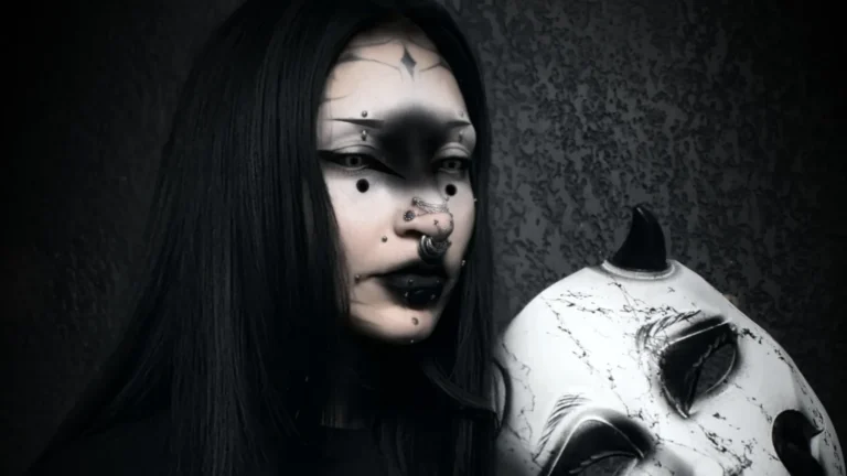Masque Kuchisake-onna blanc et noir porté pour Halloween