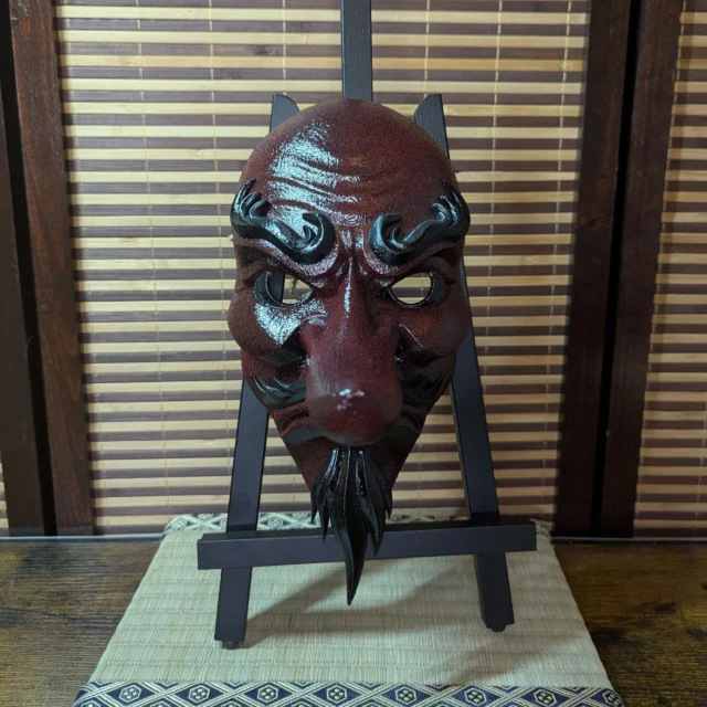 Masque Tengu inspiré du folklore japonais