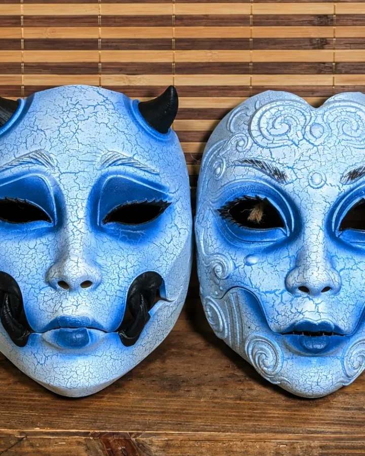 Deux masques articulés Yuki-onna bleu glacier, vue de face