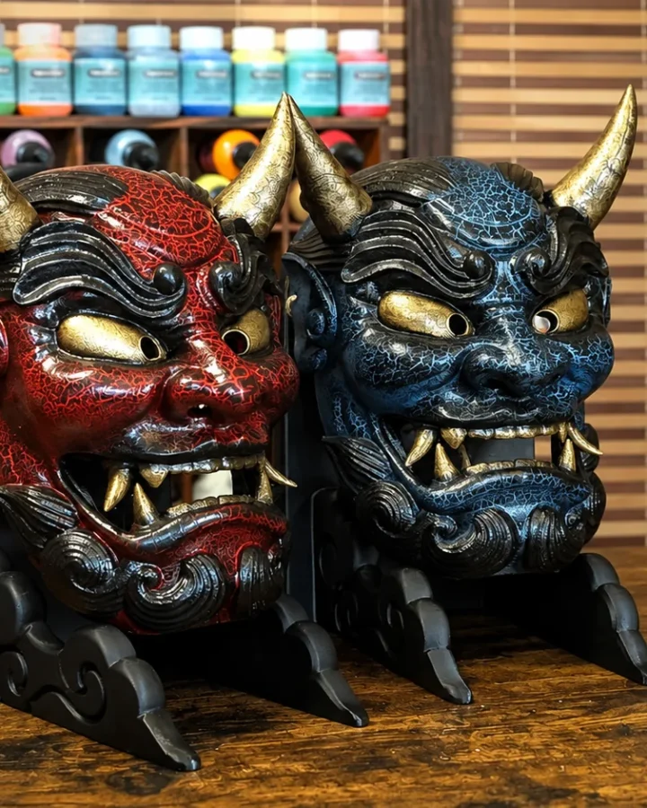 Deux masques Oni Gawara rouge et bleu craquelé sur leurs supports