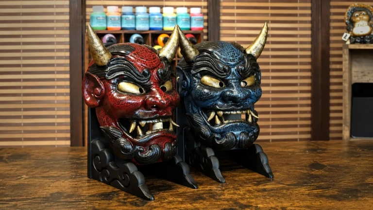 Deux masques Oni Gawara rouge et bleu craquelé sur leurs supports