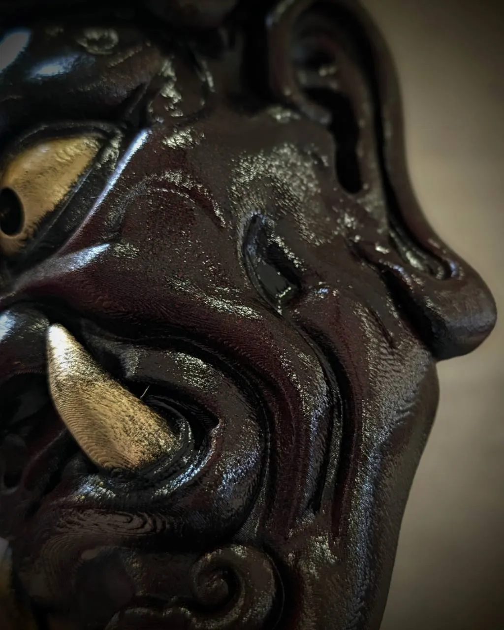 Máscara Fudō Myōō, trenza a la derecha, rojo, detalle de la mejilla y del colmillo.