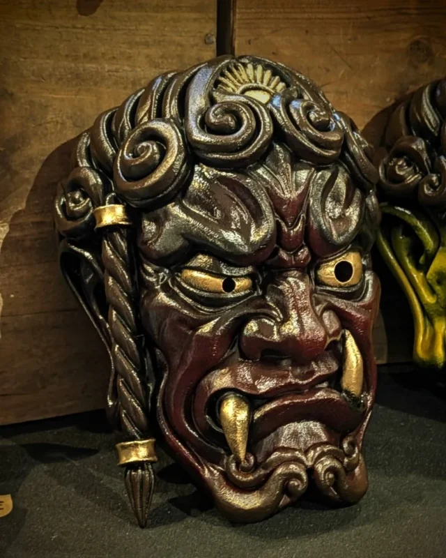 Máscara Fudō Myōō, trenza a la derecha