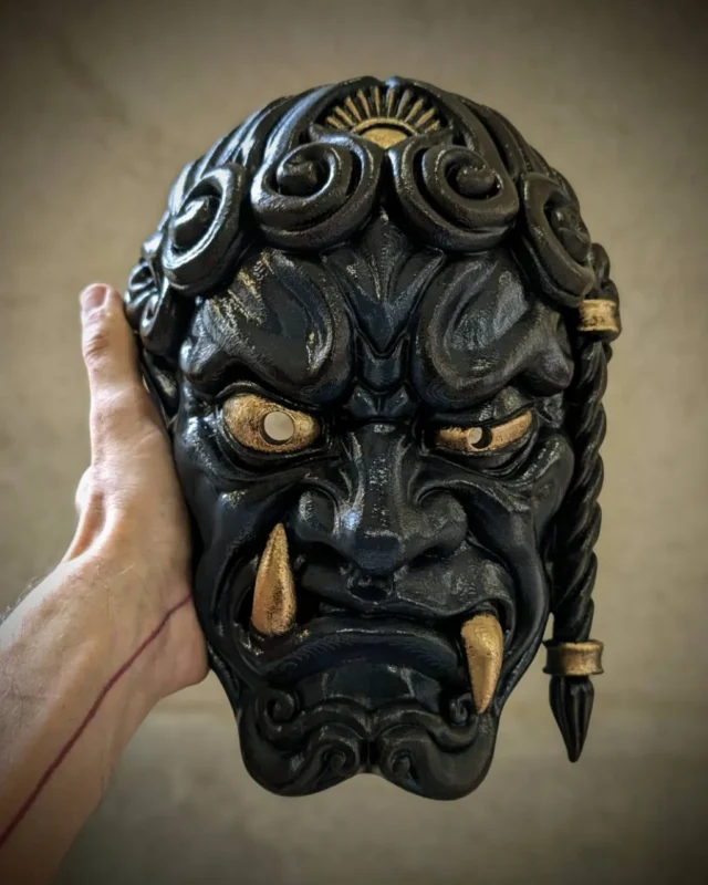 Máscara Fudō Myōō, trenza a la izquierda