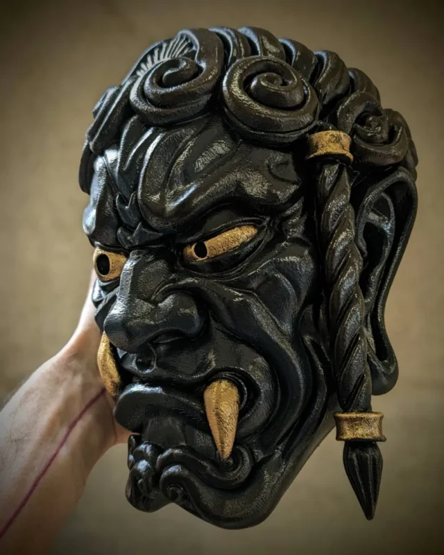 Máscara Fudō Myōō, trenza a la izquierda